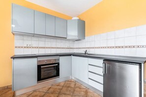 Kühlschrank, Ofen, Herdplatte, Wasserkocher mit Kaffee-/Teezubehör