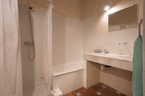 Ensemble douche/baignoire, serviettes fournies