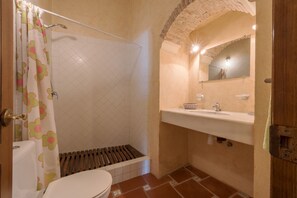 Combined shower/tub, towels