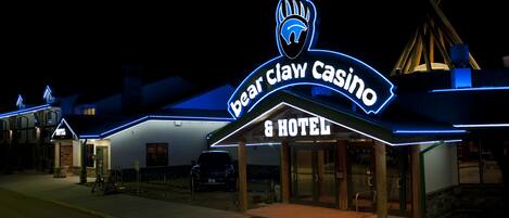 Voorkant accommodatie - avond/nacht