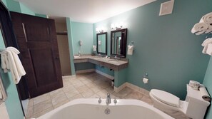 Bañera con ducha, artículos de tocador gratuitos, secador de pelo