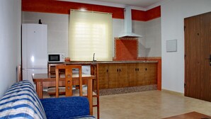 A compact living space with a kitchenette, a dining area, and a sofa. - Villa with private pool in rural area (CONIL DE LA FRONTERA)