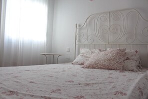 2 bedrooms, bed sheets - Apartment with garage and shared pool (Chiclana de la Frontera)