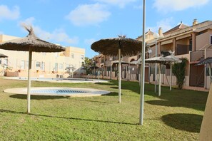 Property grounds - Apartment with garage and shared pool (Chiclana de la Frontera)