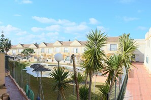 Property grounds - Apartment with garage and shared pool (Chiclana de la Frontera)