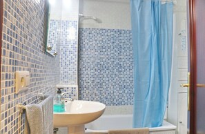 Combined shower/bathtub, hair dryer, towels - Apartment for four in Cádiz city centre (CADIZ)