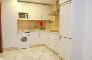 Frigorífico, microondas, placa de cocina y cafetera o tetera