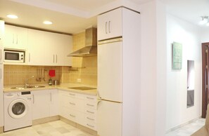 Kühlschrank, Mikrowelle, Herdplatte, Wasserkocher mit Kaffee-/Teezubehör