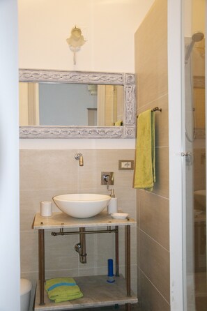 Bañera con ducha, secador de pelo, batas, bidet