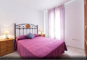 2 habitaciones, tabla de planchar con plancha, wifi y ropa de cama 