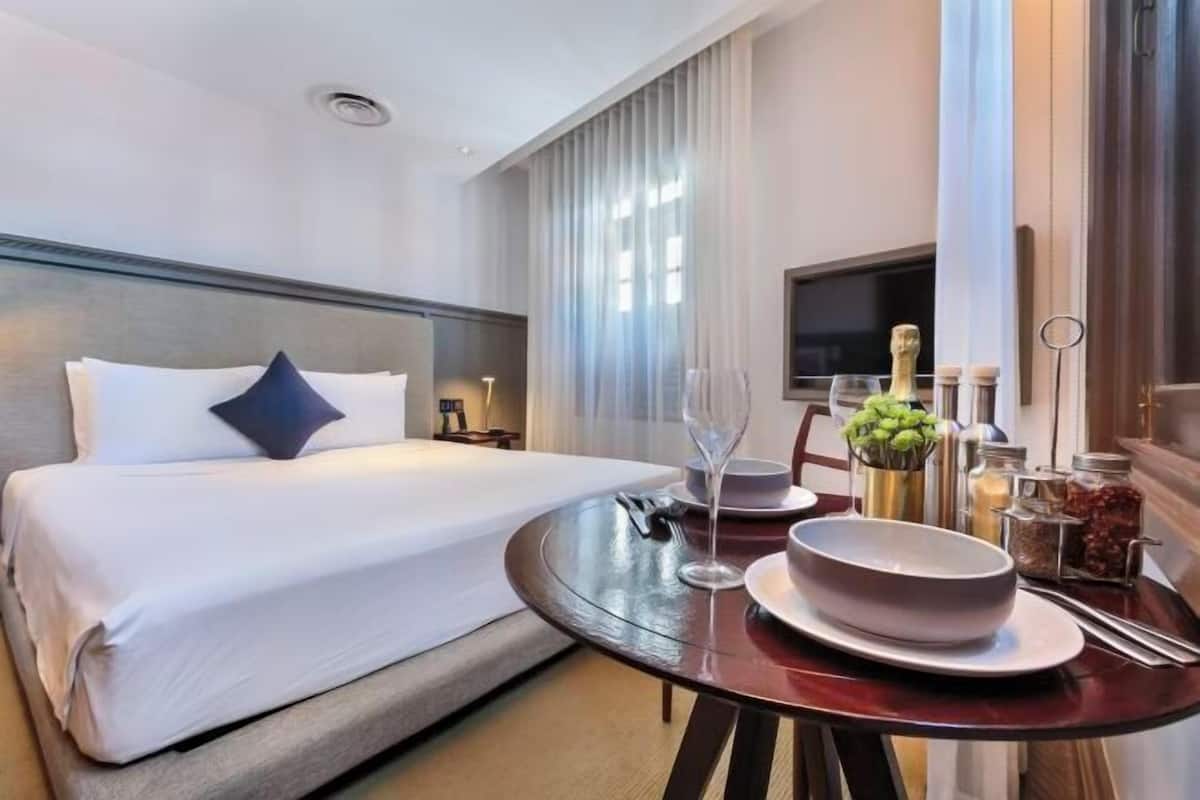 Premium bedding, in-room safe, desk, soundproofing