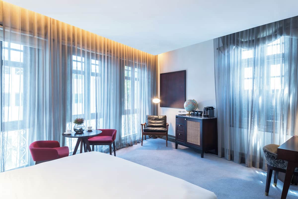 Deluxe Room, Corner