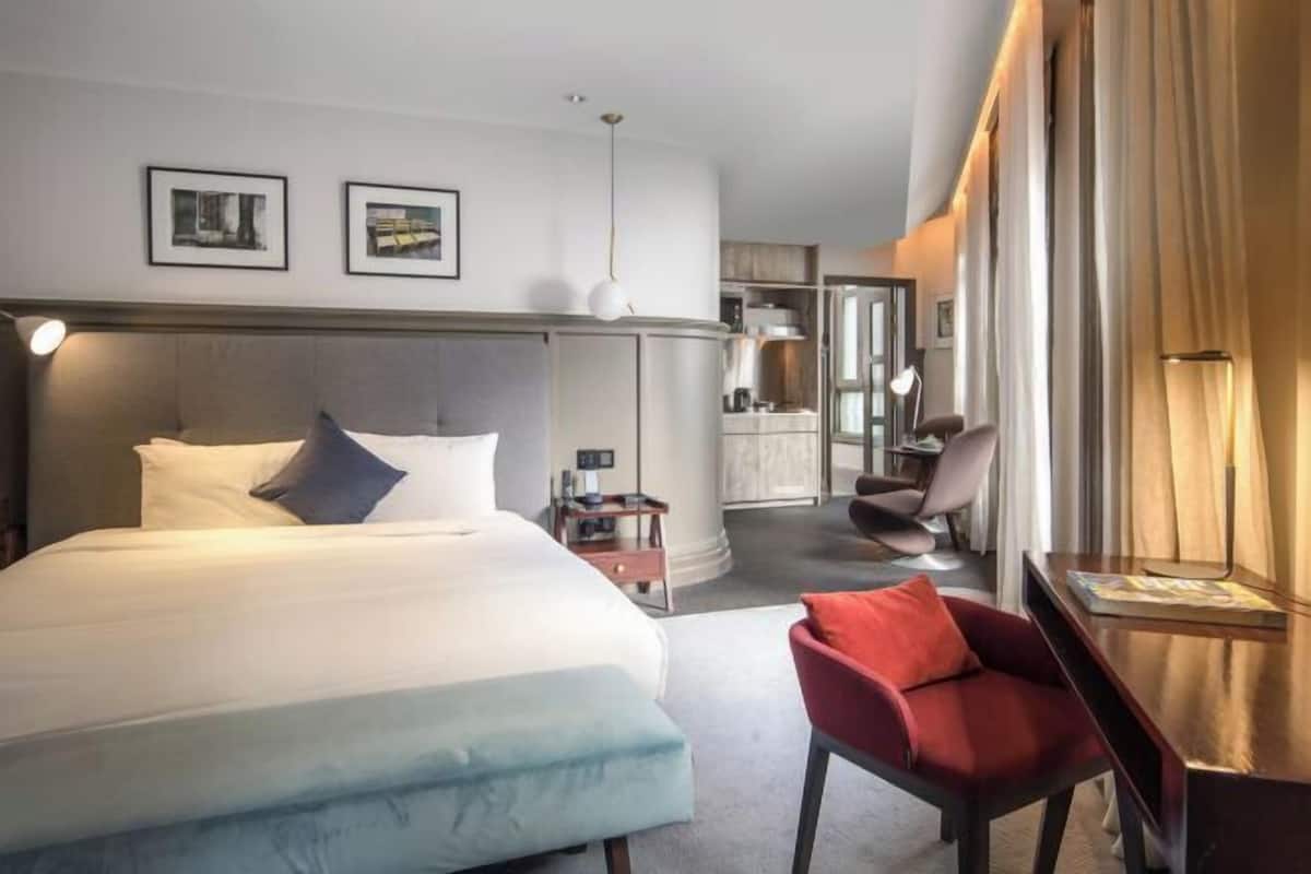 Premium bedding, in-room safe, desk, soundproofing