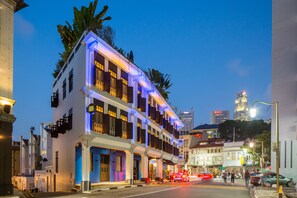 住宿正面 - 傍晚/夜晚