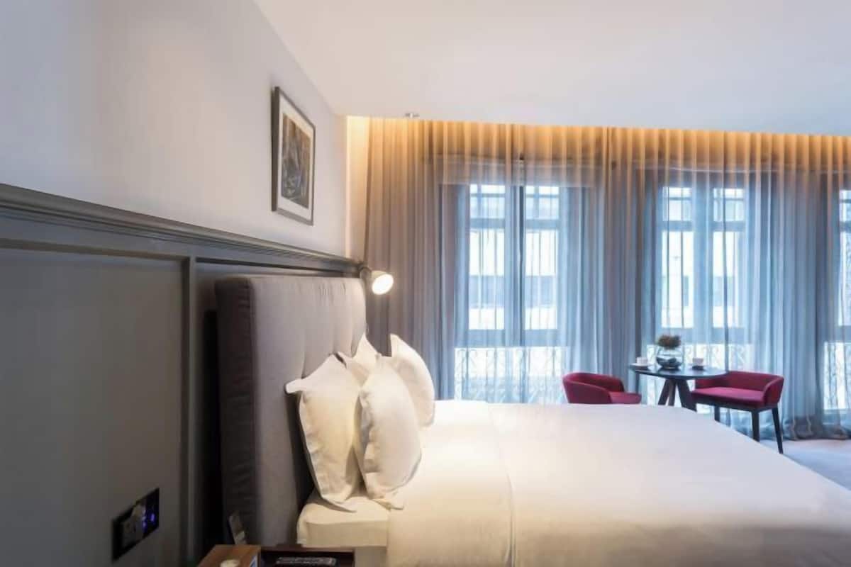 Premium bedding, in-room safe, desk, soundproofing