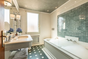 Bathtub, free toiletries, hair dryer - Ca' Della Luce Terrace (Venice)