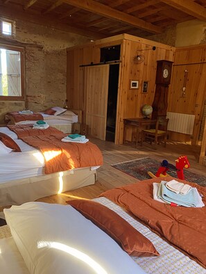 5 Schlafzimmer, Schreibtisch, Bügeleisen/Bügelbrett, Reisekinderbett