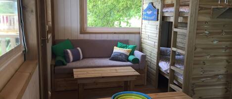 Lecteur de DVD, table de tennis de table, livres
