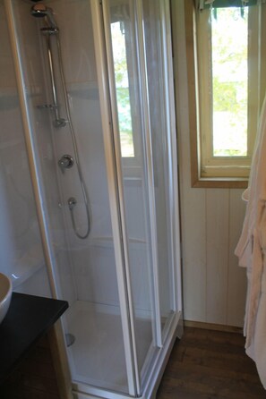 Dusche, umweltfreundliche Kosmetikartikel, Haartrockner, Handtücher