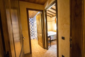 5 bedrooms, iron/ironing board, free WiFi, bed sheets