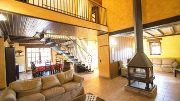 Een televisie en een open haard