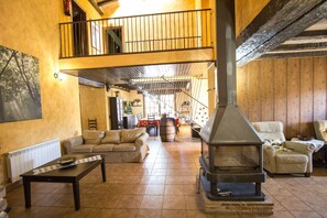 Televisión y chimenea 