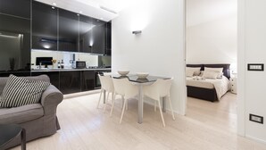 Un apartamento moderno con comedor, cocina y un dormitorio.