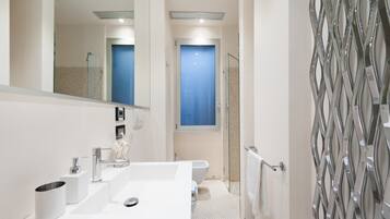 Departamento, 2 habitaciones | Baño | Regadera, amenidades de baño gratuitas, secadora de cabello, bidet