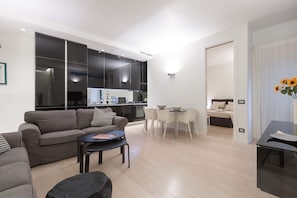 Departamento, 2 habitaciones | Sala de estar | Televisión y servicios de streaming