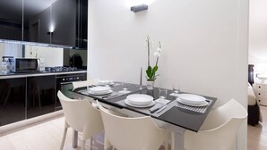 Una cocina moderna con comedor.