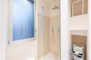 Appartement, 2 chambres | Salle de bain | Douche, articles de toilette (gratuits), séchoir à cheveux, bidet