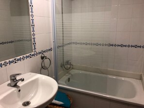 Combined shower/bathtub, towels