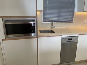 Kühlschrank, Mikrowelle, Ofen, Geschirrspüler