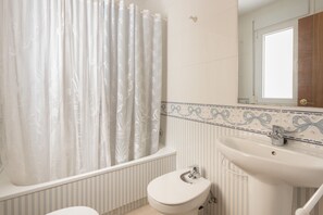 Kombination af bruser/badekar, håndklæder