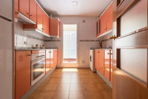 Køleskab, mikrobølgeovn, ovn, kogeplade