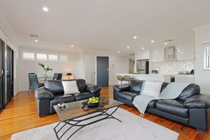 Apartment, 2 Schlafzimmer, Seeblick | Wohnbereich | Smart-TV, Netflix