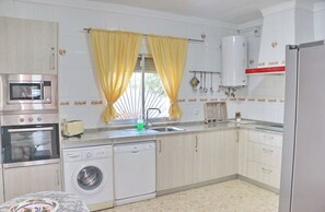 Cafeteira/chaleira, geladeira, micro-ondas, cooktop