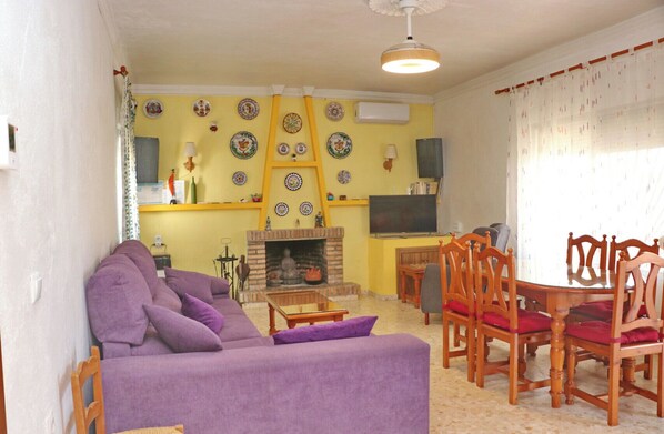 TV, fireplace, DVD player