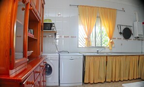 Réfrigérateur, micro-ondes, plaque de cuisson, lave-vaisselle