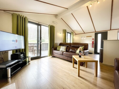 Birch Traditional Single Storey Lodge in Tranquil Settings, Sleeps 4