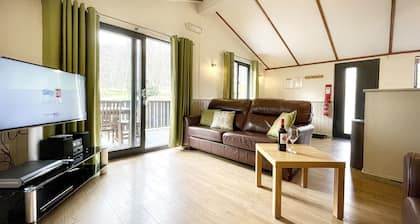 Birch Traditional Single Storey Lodge in Tranquil Settings, Sleeps 4
