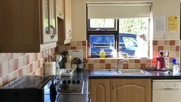 KĂŒhlschrank, Mikrowelle, Ofen, Herdplatte