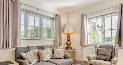 Woodpeckers Cottage - One bedroom luxurious and Contemporary rural retreat