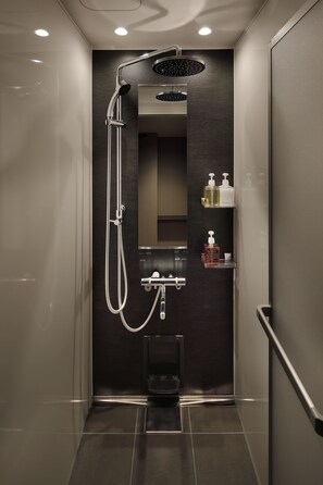 Bathroom shower - The Millennials Shibuya (Tokyo)