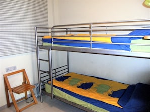 2 slaapkamers, een strijkplank/strijkijzer, wifi (toeslag), beddengoed