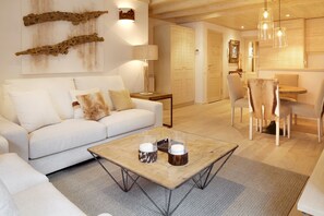 Televisión, chimenea y reproductor de DVD 