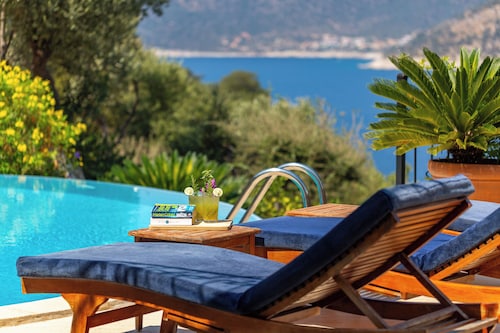 Luxury sea front Villa with prestigious location!