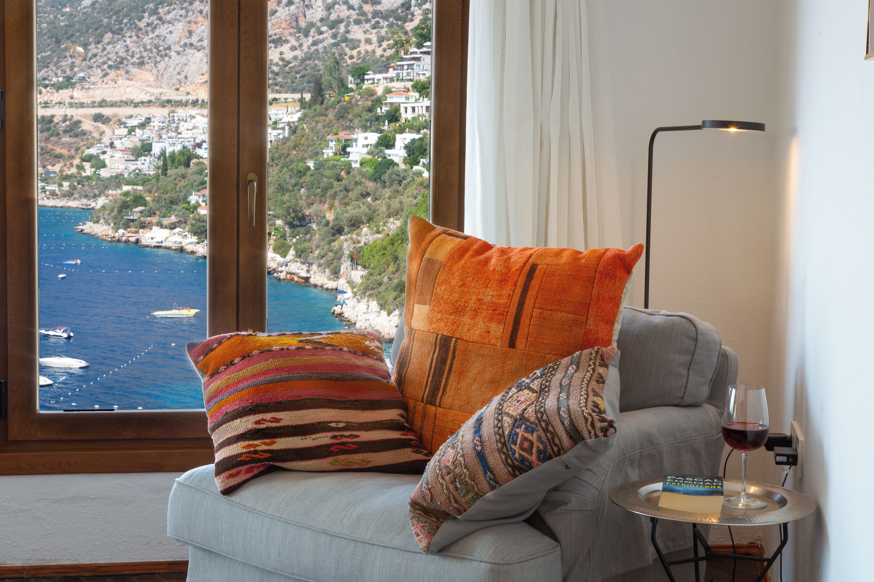 Smart-TV, Kamin, DVD-Player, Bücher