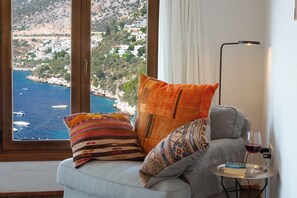 Smart-TV, Kamin, DVD-Player, Bücher