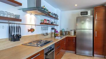 Frigorifero, microonde, forno, piano cottura